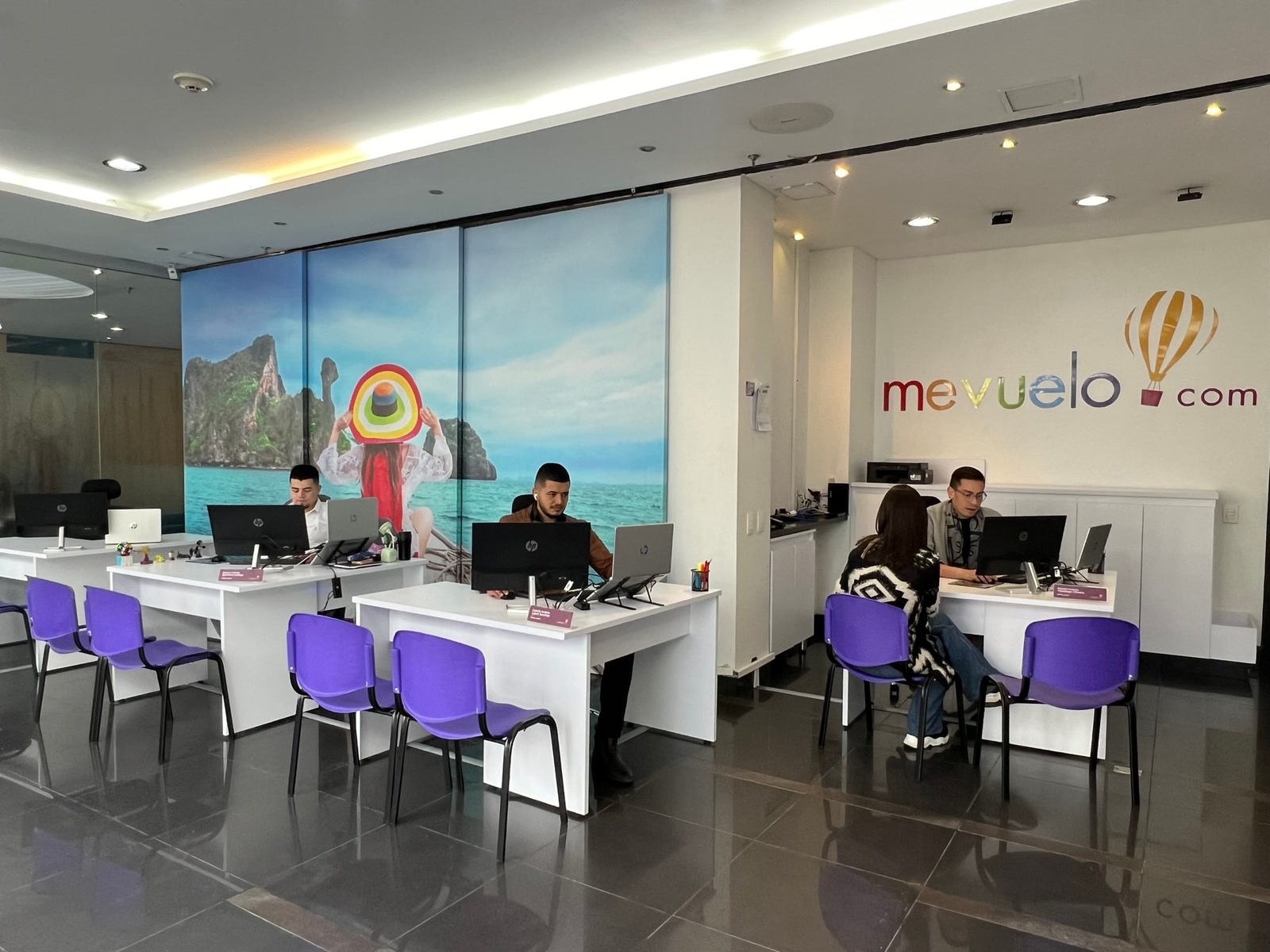 Equipo de Mevuelo atendiendo viajeros en la oficina de Colombia